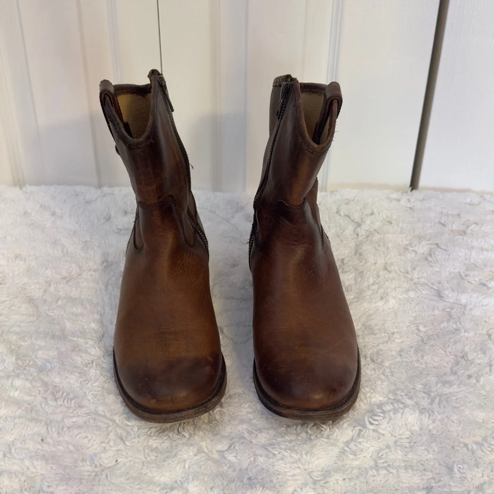 Frye Melissa Button Short Boot. Distressed leather. 8 B. Gently worn - Picture 5 of 13